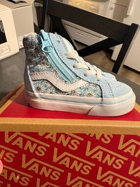 Brand New Vans Kids Light Blue Floral High-Top Sneakers